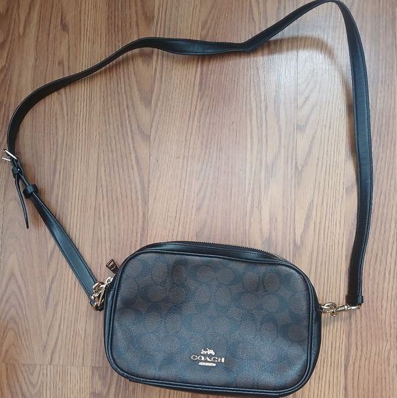 Coach Handbags - Coach Jes Crossbody In Signature Canvas